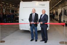 Fendt-Caravan weiht das neue dritte Produktionsband ein.