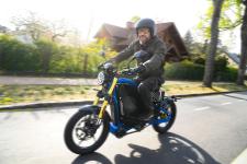 Elektromobilität: Rockstar Martin Kesici besucht eROCKIT-Produktion