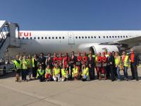 20 TUI Reisebüro-Mitarbeiter besichtigten ein Flugzeug der White Airways am Flughafen Karlsruhe / Baden-Baden (FKB)
