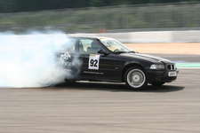 Jochen Reich driftet sich auf Platz neun bei der sport auto Driftchallenge im Rahmen der Recaro-Tuning Days.