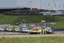 Saisonauftakt mit Weltpremiere beim ADAC GT Masters