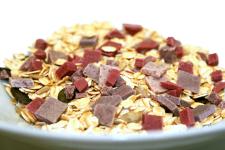 Neu: Weiße Schokoladenstücke mit lilafarbigen Frucht- und Gemüsepulvern