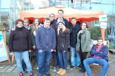 Mit Roten, Punsch und Waffeln gegen Armut