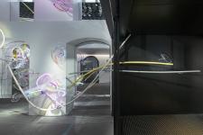 Bildhauerei mit Licht: Susanne Rottenbacher gestaltet "Lily Pond" für den Swarovski Kristallwelten Store Innsbruck