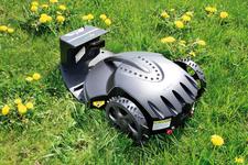 Roboter erledigt die Gartenarbeit