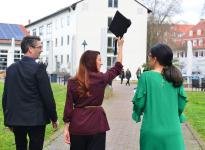 400 Absolventinnen und Absolventen feierlich verabschiedet