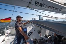 Rekord-Weltumsegler Boris Herrmann und Pierre Casiraghi präsentieren ihre Vendée-Globe-Kampagne vor der spektakulären Kulisse der Elbphilharmonie - Rennyacht "Malizia" erstmals in Herrmanns Heimatstadt Hamburg
