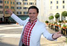 Auf neuer Bühne in die neue "Immer wieder sonntags"-Saison: Stefan Mross live aus dem Europa-Park