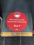 VAG: Große rote Aufkleber als Erinnerungsstütze für die Maskenpflicht in Bussen und Bahnen