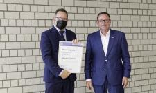 Kraftfahrzeugmechanikermeister Dietmar Clysters mit der Silbernen Ehrennadel der Handwerkskammer ausgezeichnet