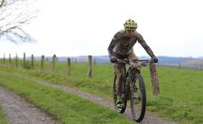 Bigham gewinnt Schlammschlacht in Houffalize