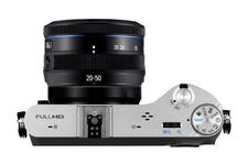 Kraftpaket im Retro-Look: Die Samsung NX200 ab sofort im zweifarbigen Design