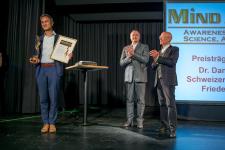 Dr. Daniele Ganser erhält MIND AWARD 2018/19