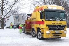 Gefahr am Winterwochenende: Eisplatten auf Lkw-Dächern