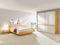 Alpines Holz in urbanem Stil - Massivholzmöbel Produzent Anrei verpasst dem Traditionsholz Zirbe für's Schlafzimmer einen modernen Look