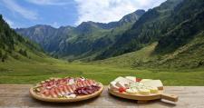 Yoga auf der Piste, Lamas zum Streicheln und Slowfood-Knödel vom Bauernhof