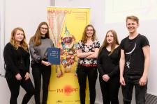 Gewinnerteams des Kunstwettbewerbs "Hast du Kunst im Kopf?" stellen ihre Kunstwerke im DOX Zentrum für zeitgenössische Kunst in Prag aus