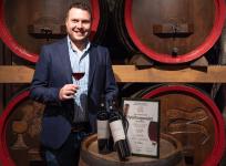 Weinküfer Tassilo Viel vom Winzerkeller Hex vom Dasenstein belegt den ersten Platz in der Kategorie holzfassgeprägter Rotwein beim Spätburgunderwettbewerb der Weinbruderschaft Baden-Württemberg