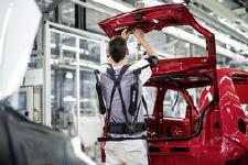 Produktion der Zukunft: Exoskelette unterstützen Mitarbeiter am Standort Bratislava