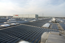 Solarzellenpark auf dem Dach des Toyota Teilezentrums in Belgien