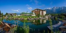 Der Sonnengruß auf dem Mieminger Hochplateau in Tirol: Internationale Yoga-Stars bei exklusiven Retreats im Alpenresort Schwarz