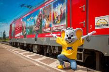 Lok & Luftfahrzeuge befördern Reisende im Europa-Park-Look