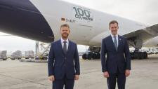Gemeinsam für Klimaschutz: Lufthansa Cargo und DB Schenker starten die ersten CO2-neutralen Frachtflüge
