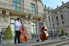 50 Kontrabasse bringen Ludwigslust zum Klingen