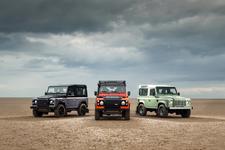 Land Rover feiert seine Ikone Defender: Riesiges Sandgemälde und drei Sondermodelle