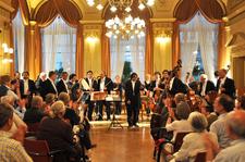 Roma und Sinti Philharmoniker spielen Requiem für Auschwitz in der Berliner Philharmonie