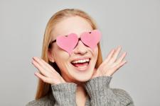 Die sensible Haut um die Augen ideal pflegen