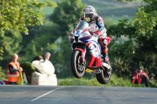 Dunlop bei Tourist Trophy 2016 auf der Isle of Man mit imposantem Fahrerfeld am Start