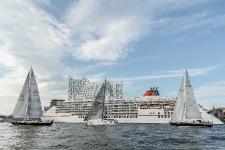 Dutzende Yachten feiern auf der Elbe das 150. Jubiläum des Norddeutschen Regatta Vereins