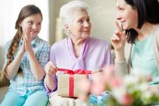 Geschenke für Mütter nur zu Weihnachten und Geburtstagen?