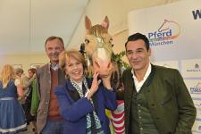Erol Sander erzielt 4.000 Euro für Pferde-Karikatur von Bernhard Prinz zu Gunsten der patientenhilfe darmkrebs