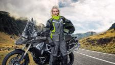 Attraktiver Damenanzug im Adventure Sports Style: der neue Rukka Toughtrail
