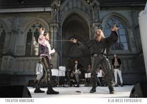 Freilichtspiele auf dem Münsterplatz: Theater Konstanz zeigt "Hermann der Krumme oder die Erde ist rund"