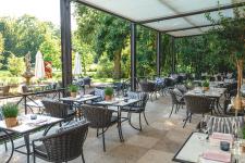 Brunch nach Art der Kaiserin, traditioneller Rosenaufstrich und die tiefsten Blautöne, soweit das Auge reicht - Hier wird Frühstück auf eine besondere Art zelebriert
