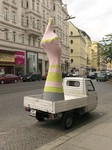 Erwin Wurm schenkt MAK "Geste mobil"