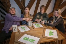 "Kritisch bleiben!" - Siegermotive des Nachwuchspreises New(s)comers Best 2021 betonen die Leuchtturm-Funktion der Zeitungen im Kampf gegen Fake News