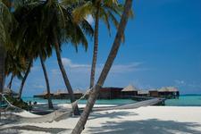 Schlanker und schöner mit dem neuen "Peaks of Slimness by Valmont" Treatment im Over-Water Spa des Conrad Maldives