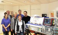Bülent Ceylan spendet Transport-Inkubator für Neugeborene