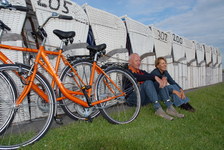 Oranges Rad auf grünem Deich: Radeln mit nordsee-Fahrrad und neuem Rad-Magazin