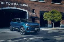 PEUGEOT 5008 erhält Facelift: selbstbewusster Auftritt des großen SUVs