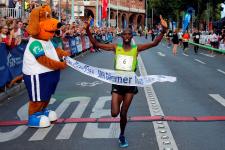 2:15:54! Edwin Kosgei läuft Streckenrekord beim SRH Dämmer Marathon!