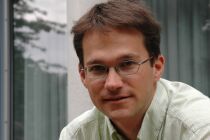 CBM-Augenarzt Dr. Philippin behandelt Gewaltopfer