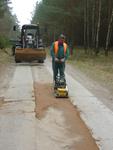 Nationalparkmitarbeiter reparieren Betonspurbahn