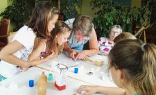 Meisterbäcker im Senioren-Wohnpark Lutzerath: Ferienspaß für Grundschulkinder und Senioren