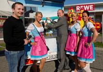 Bürgermeister eröffnet Oktoberfest bei REWE in Marzahn mit zünftigem Festbier-Anstich