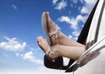 Flip-Flops, Smartphone & Co.: Was ist am Steuer erlaubt?